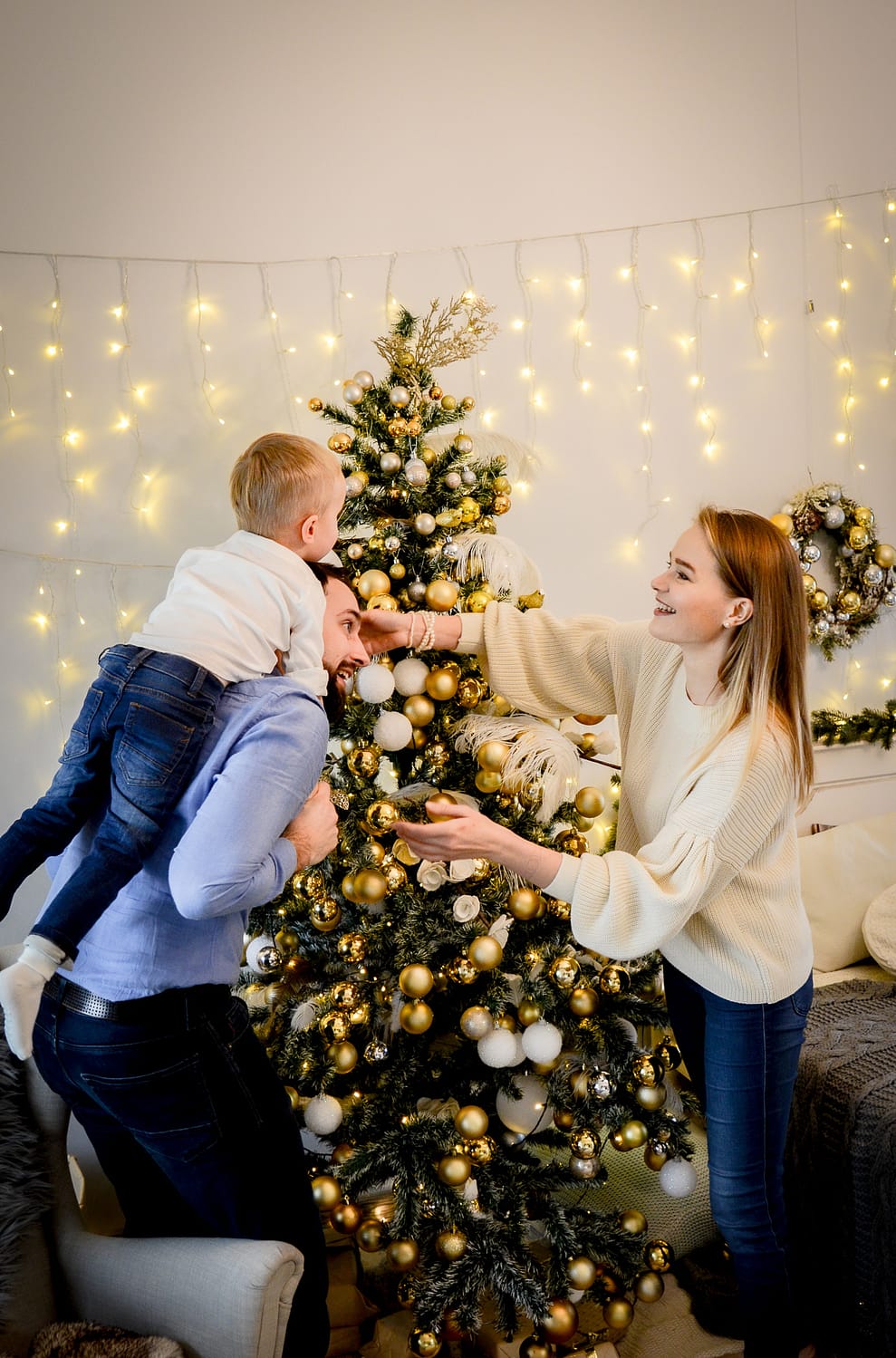 Kalėdinė šeimos fotosesija prie eglės Šypsenų studijoje Vilniuje, fotografė Medfoto